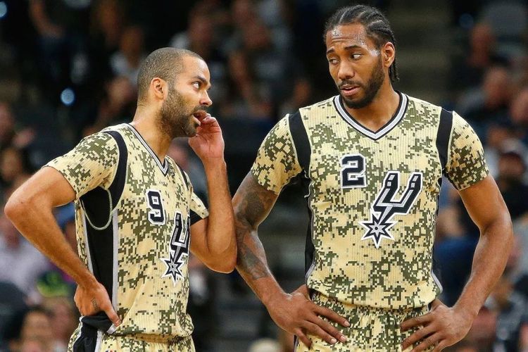 短传牵制 短传牵制