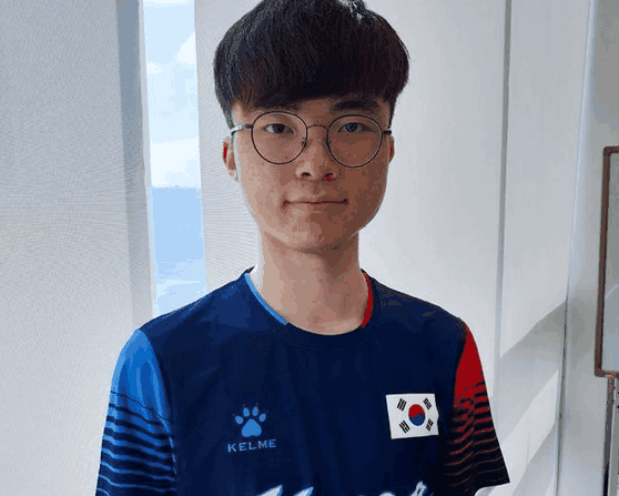 他专注于观